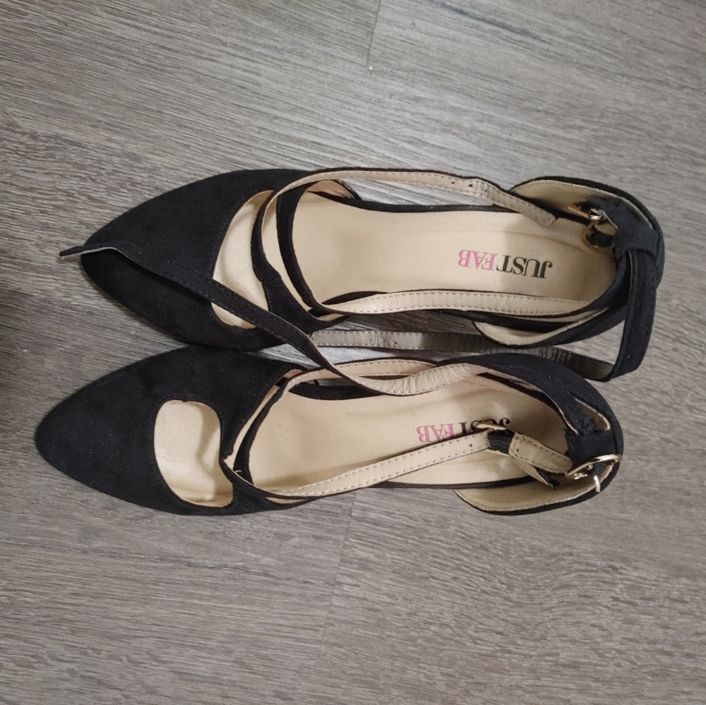 Short hells with straps